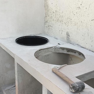 Proceso de adaptación de muebles en barra de la terraza