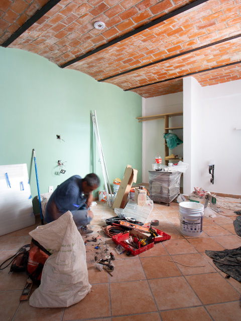 Remodelación de 40 habitaciones reemplazando pasta y pintura, accesorios hidráulicos y eléctricos.
