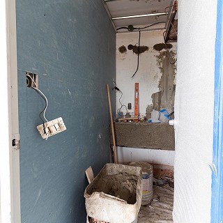 Reparación de muros en baños y barras de lavabos de concreto pulido